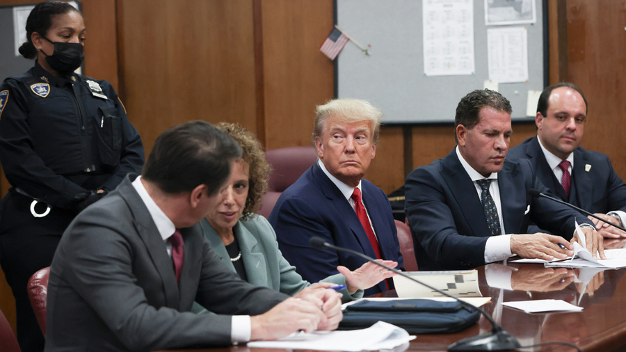 Бывший президент США Дональд Трамп сидит в зале суда со своими адвокатами во время предъявления обвинения в Манхэттенском уголовном суде 4 апреля 2023 года в Нью-Йорке, США. Обложка © Getty Images / Andrew Kelly-Pool