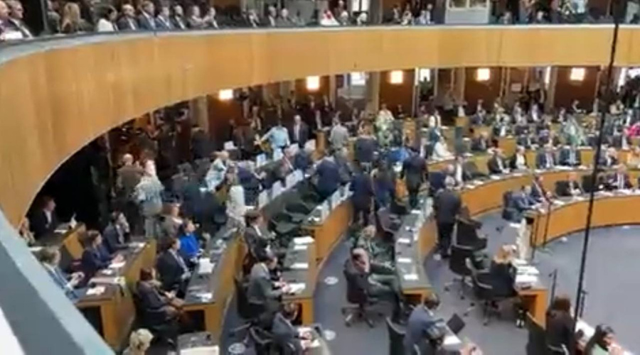 Депутаты Парламента Австрии покидают зал заседаний перед выступлением Зеленского. Обложка © twitter / aamann59612126