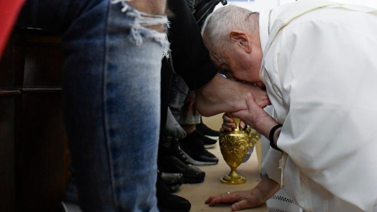Папа Римский провёл обряд омовения ног двенадцати юным заключённым в тюрьме