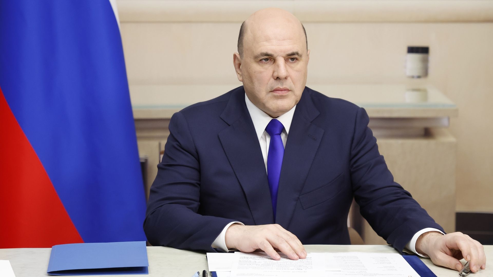 Мишустин пообещал изучить вопрос об упрощении выдачи гражданства России