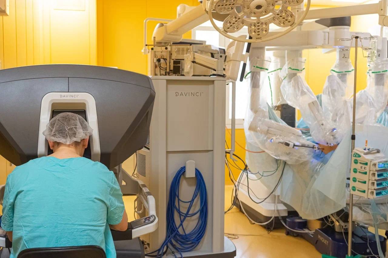 В Екатеринбурге операцию по удалению рака простаты впервые провёл робот-хирург