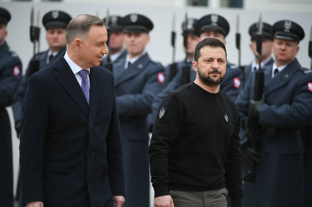 Экзотичный расклад сил: Полковник объяснил, зачем хитрому Зеленскому конфедерация с поляками