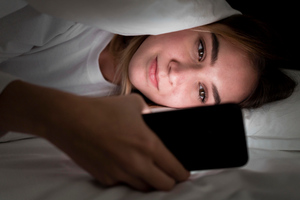 Почти треть россиян хватаются за смартфоны сразу же после пробуждения