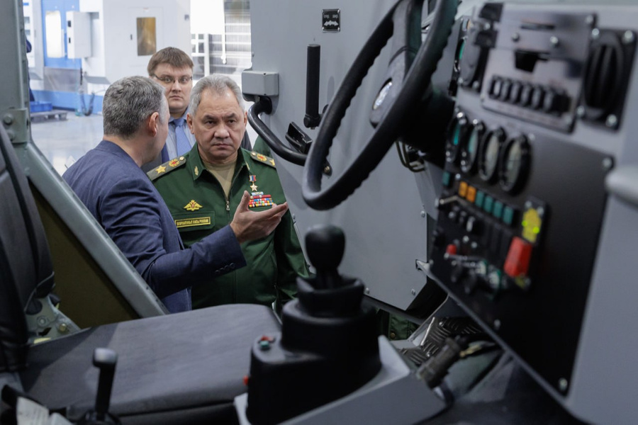 Шойгу осмотрел отечественную бронетехнику на заводе в Нижегородской области. Фото © Telegram / Минобороны РФ