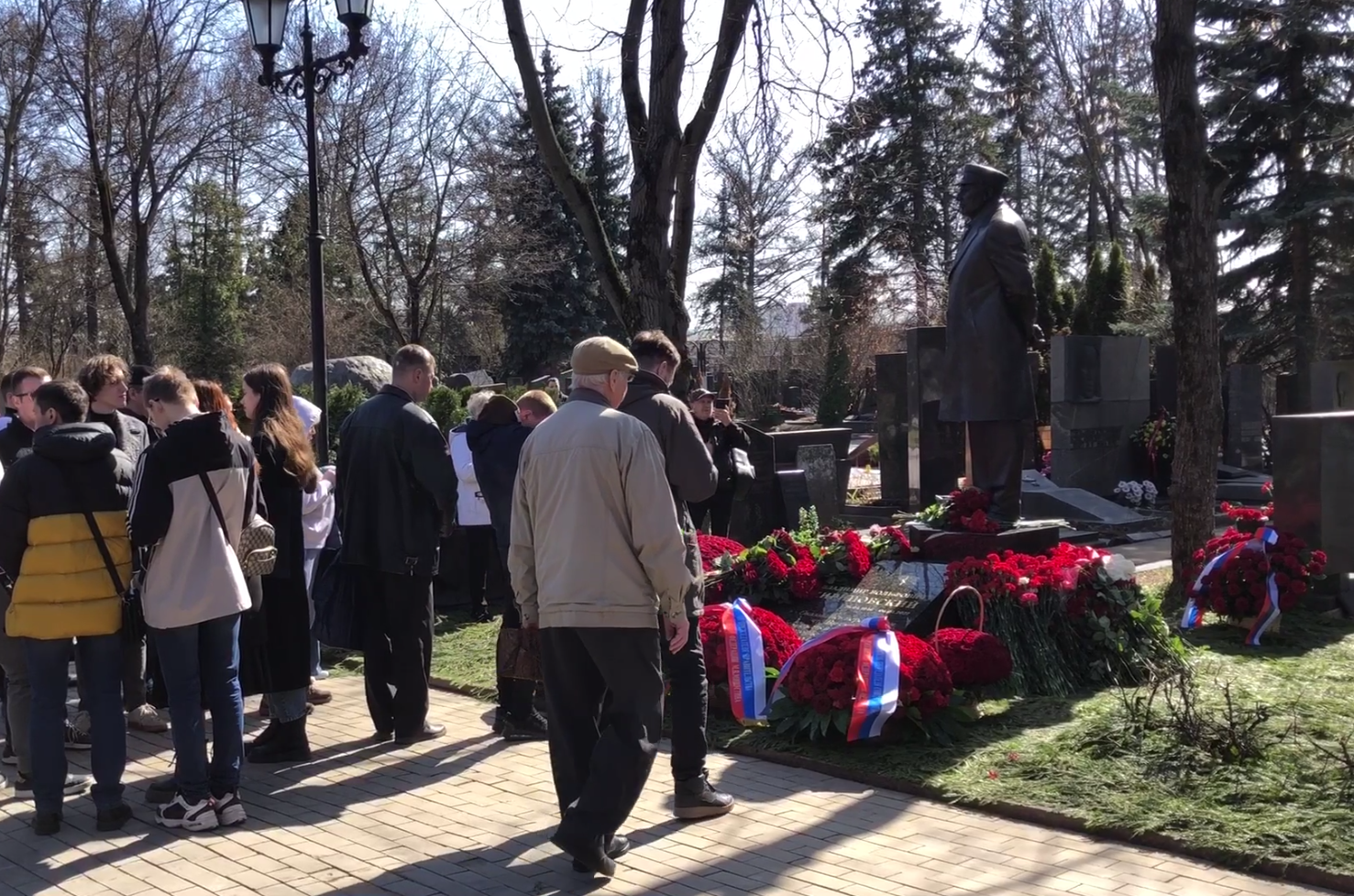 Путин прислал корзину алых роз к могиле Жириновского в годовщину его смерти