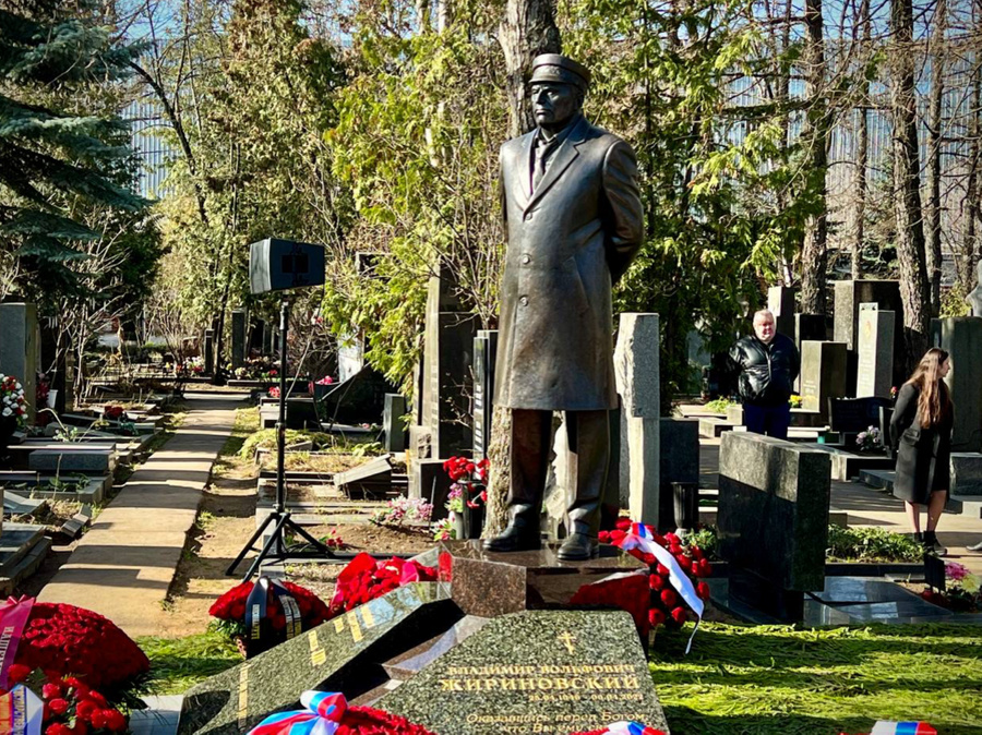 На постаменте памятника Жириновскому выгравировано его обещание защищать русских. Фото © Официальный телеграм-канал ЛДПР