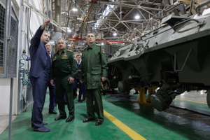 Шойгу осмотрел отечественную бронетехнику на заводе в Нижегородской области. Фото © Telegram / Минобороны РФ
