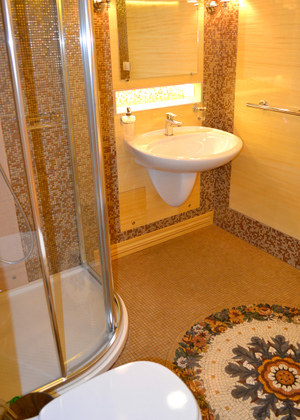 В туалете мраморная мозаика даже на полу. Фото © uz.gov.ua