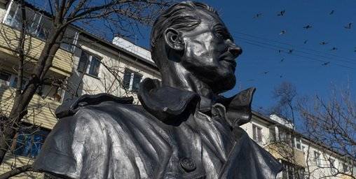В Приморье оштрафовали женщину, облившую памятник Зорге краской