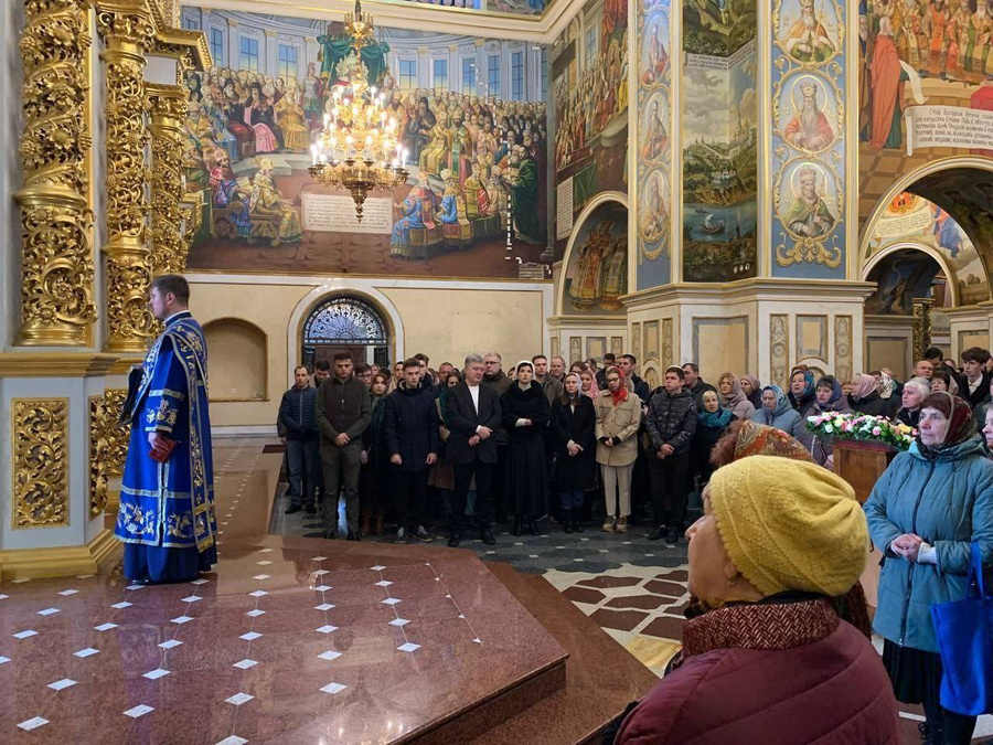 Порошенко на богослужении в Киево-Печерской лавре. Обложка © t.me / lavralive