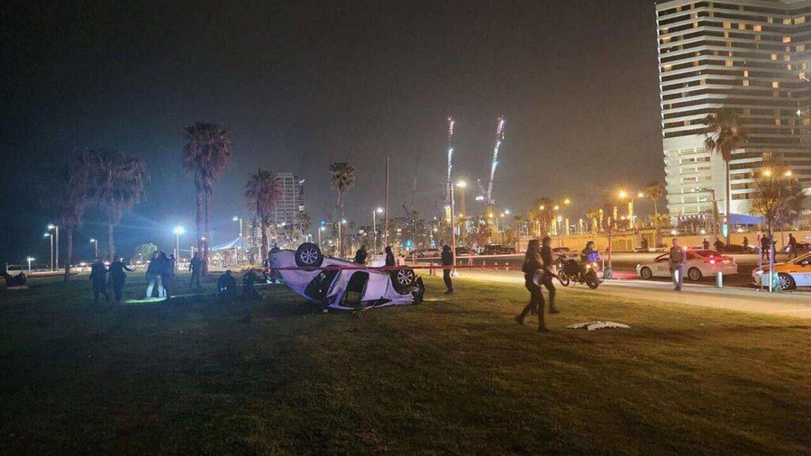 <p>Автомобиль сбил пешеходов в Тель-Авиве. Фото © Twitter / HenMazzig</p>