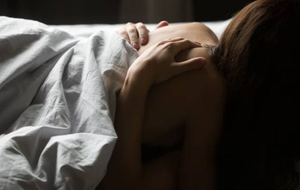 Срочно тушите свет: Эксперт раскрыла плюсы занятий сексом в темноте