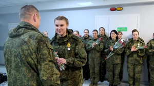 Путин вручил медаль "За боевые отличия" студентке колледжа в Челябинске