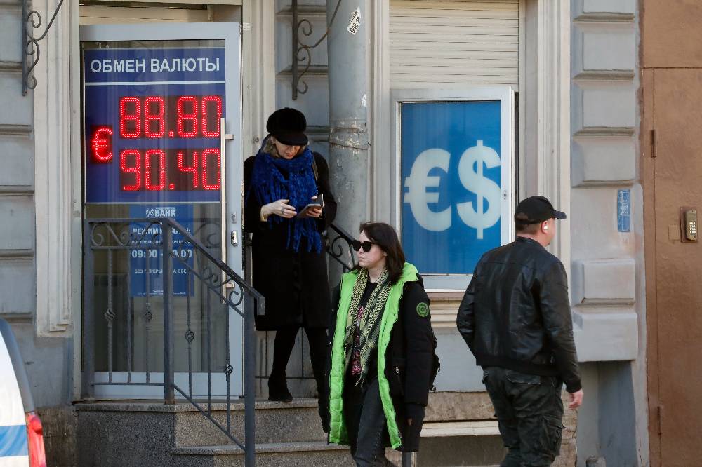 Курс доллара достиг 83 рублей впервые с апреля прошлого года