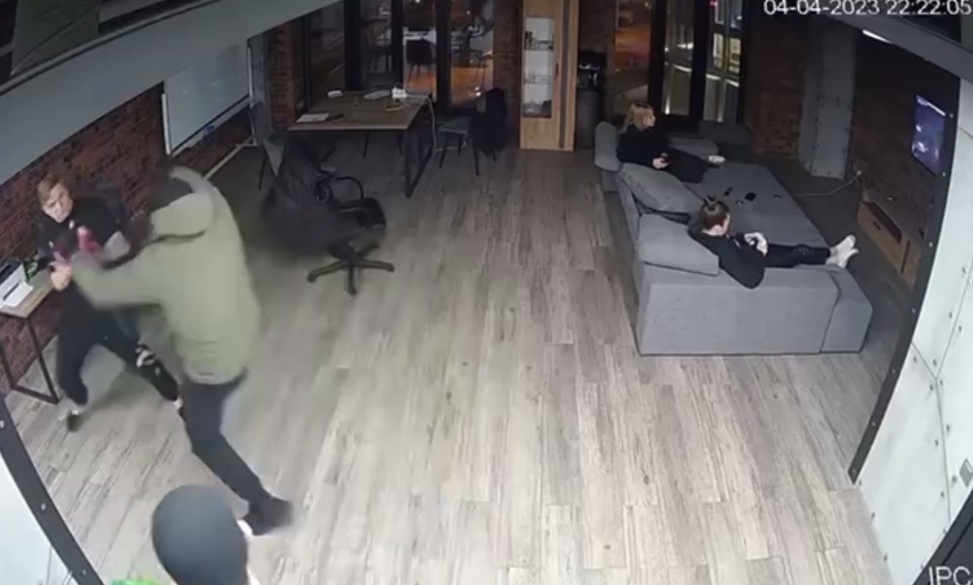 Появилось видео с моментом избиения и ограбления москвича на $52 тысячи