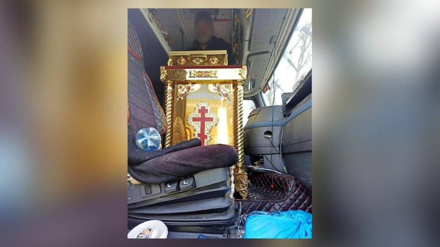 Мужчина попытался вывезти с Украины в Молдавию мощи 80 святых. Обложка © Telegram / ДПСУ | Держприкордонслужба