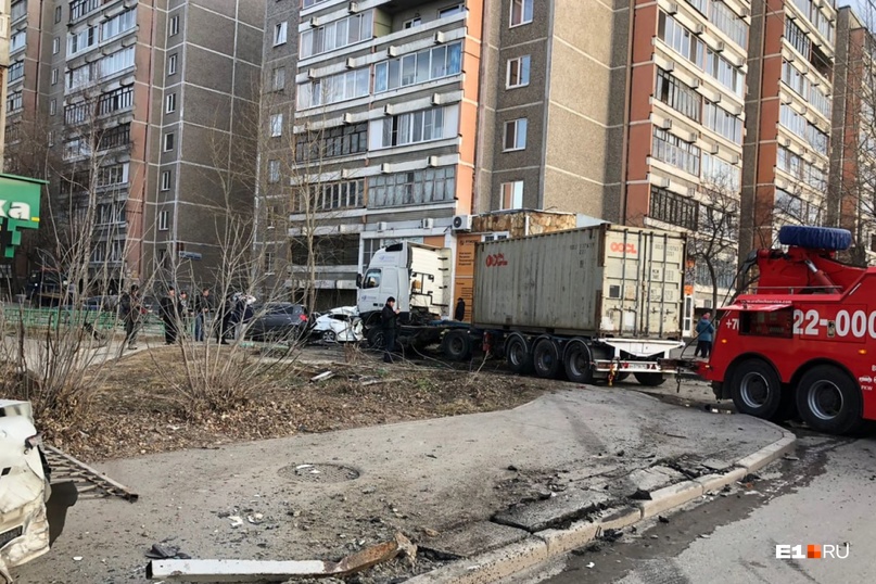 В Екатеринбурге пьяный водитель фуры протаранил семь машин