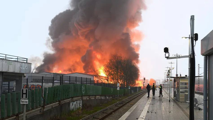 Пожар на складе в Гамбурге. Обложка © Twitter / @DagnyTaggart963
