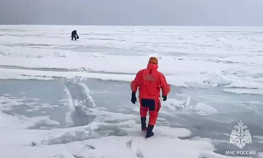В Тверской области трое подростков провалились под лёд, один из них погиб