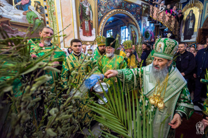 Раскольники и каноническая УПЦ проводят два отдельных богослужения в Киево-Печерской лавре