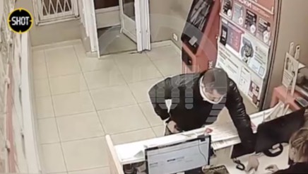 Мужчина с оружием ограбил салон связи в Петербурге и извинился, оставив чаевые