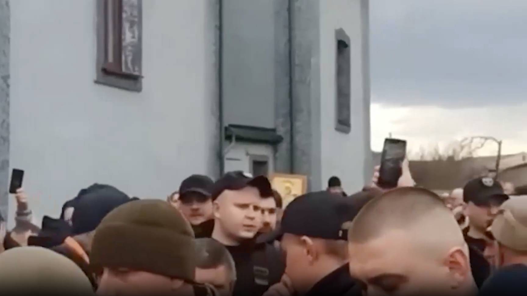 Раскольники захватили храм на Украине с криками Геть московского попа!