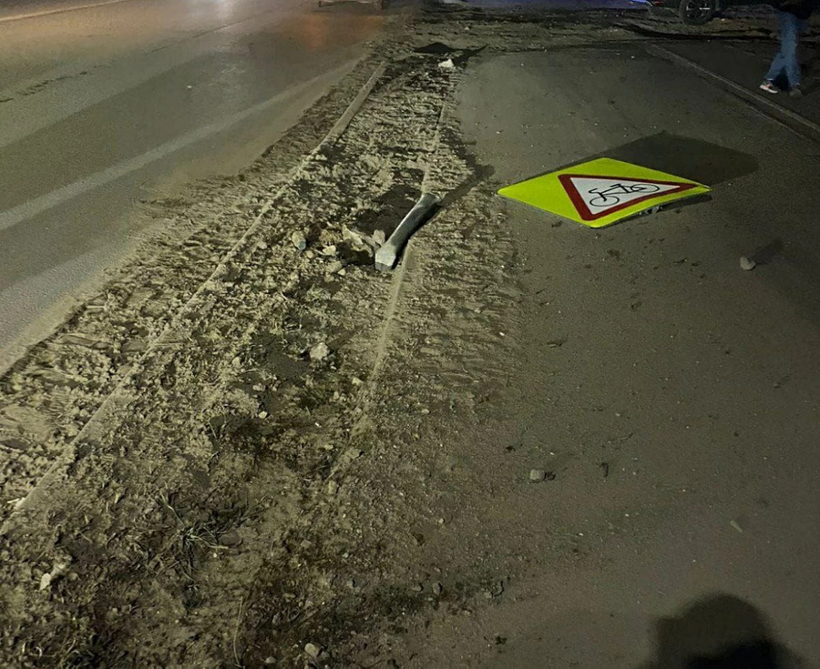 Сбитый знак на месте ДТП в Рыбинске. Обложка © Telegram / УМВД РФ по Ярославской области