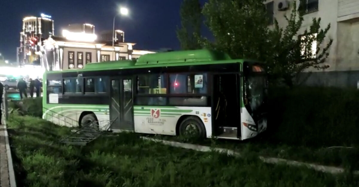 Автобус-убийца без водителя задавил четырёх человек в Казахстане и попал на видео