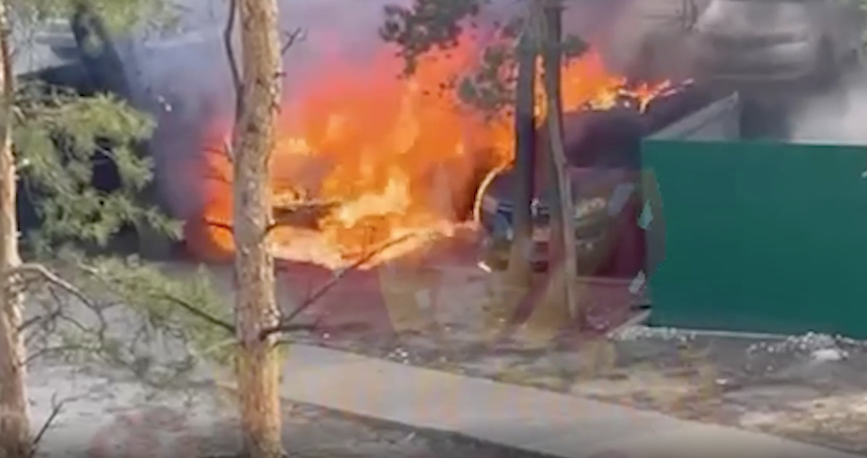 Взрыв автомобиля во дворе дома в Воронеже попал на видео