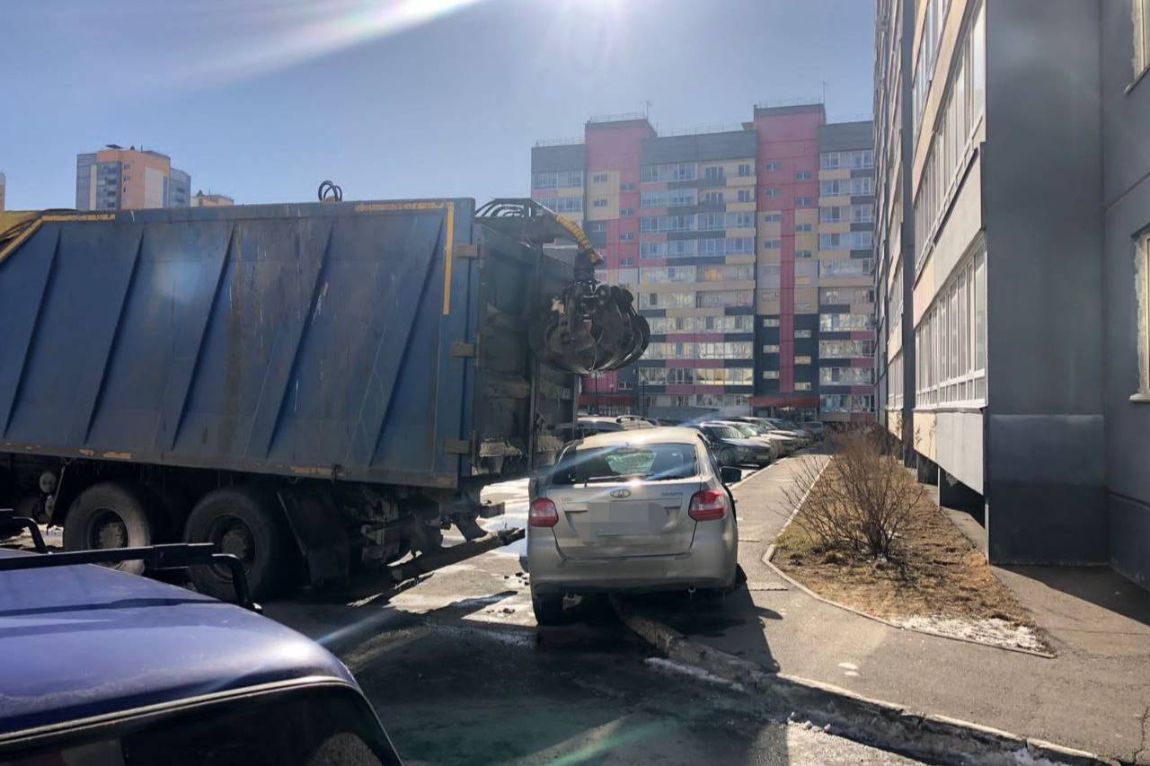 В Томске мусоровоз без водителя чуть не расплющил легковушку с матерью и ребёнком
