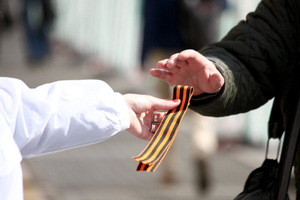 Жителям Молдавии пригрозили штрафом за ношение георгиевской ленты в День Победы