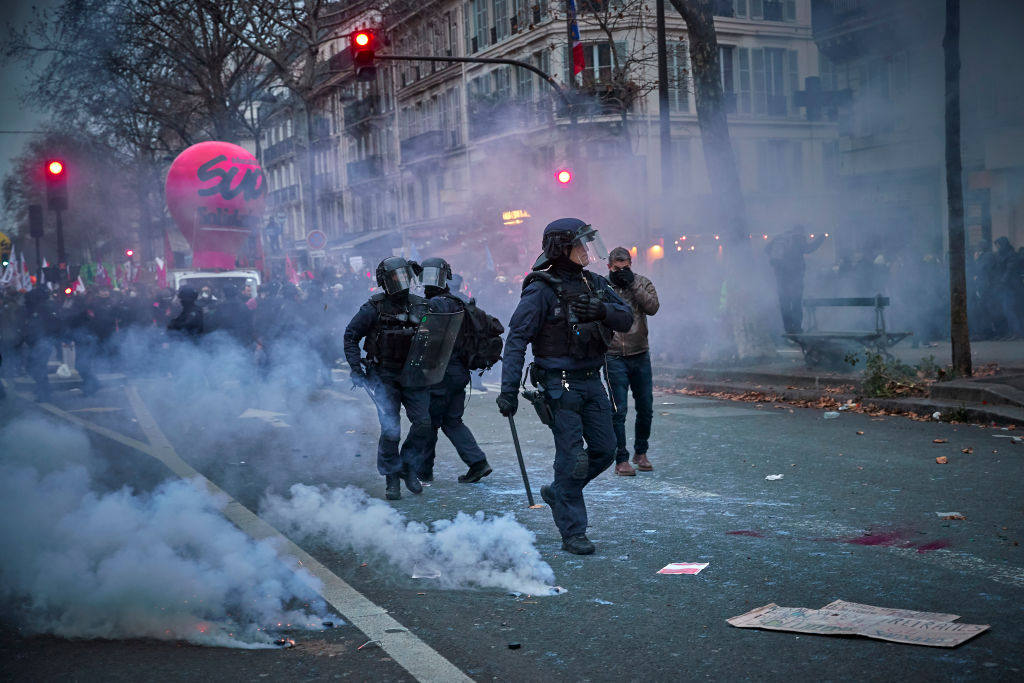 В Париже 1 Мая отметили слезоточивым газом на масштабном митинге