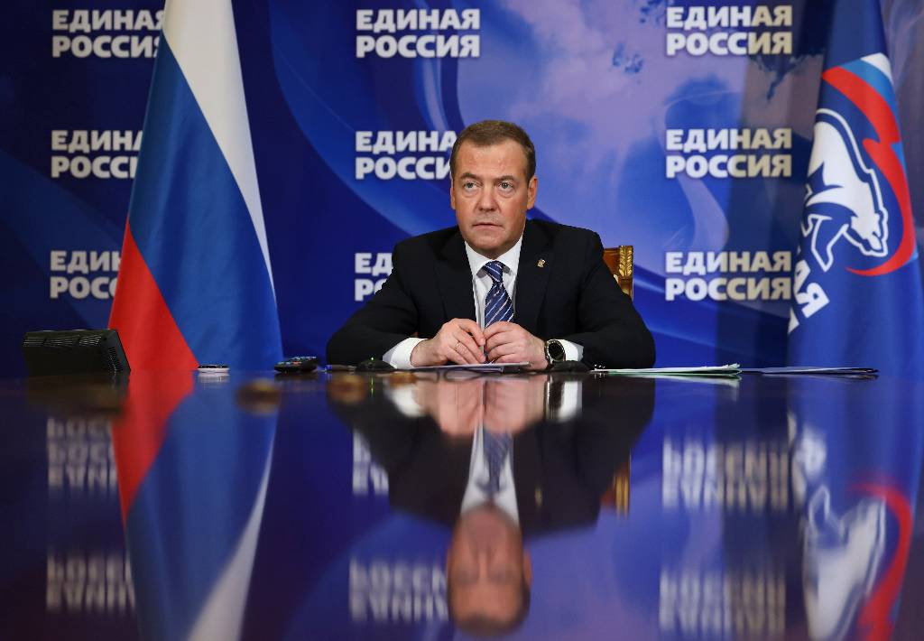 Медведев заявил, что Twitter прогнулся под Госдепом и хохлами