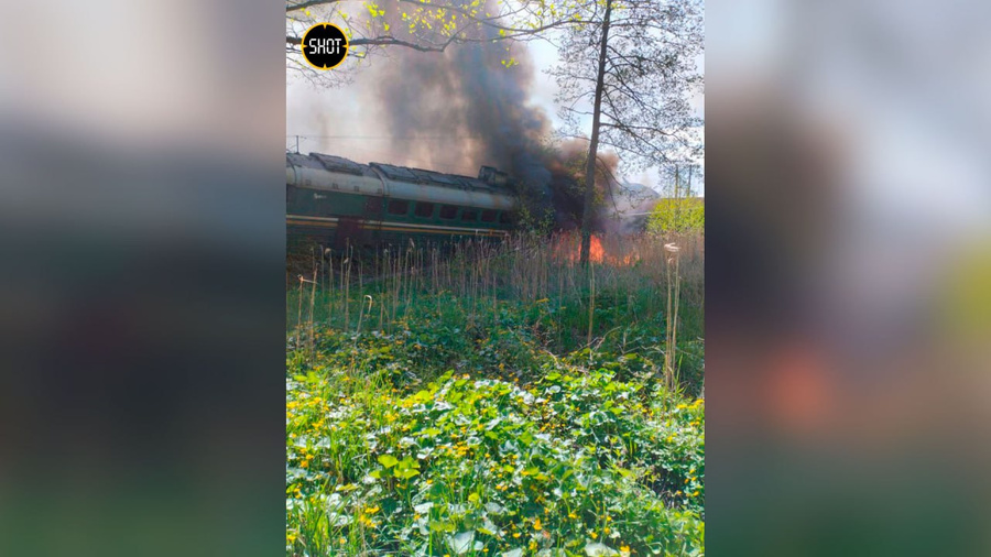 Загоревшийся локомотив в Брянской области. Обложка © SHOT