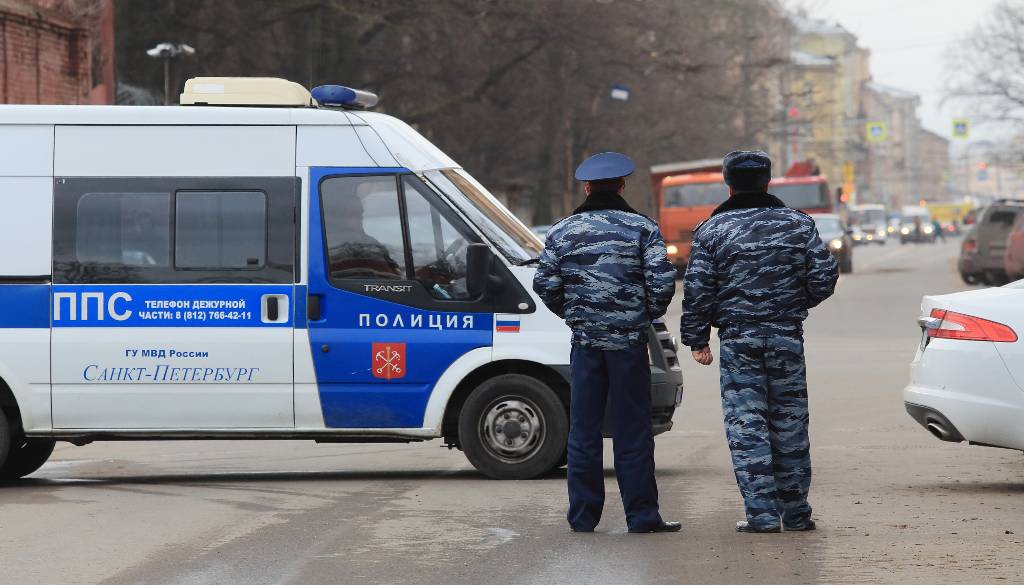 В Петербурге водитель ауди прокатил сотрудников ППС на капоте и сбежал