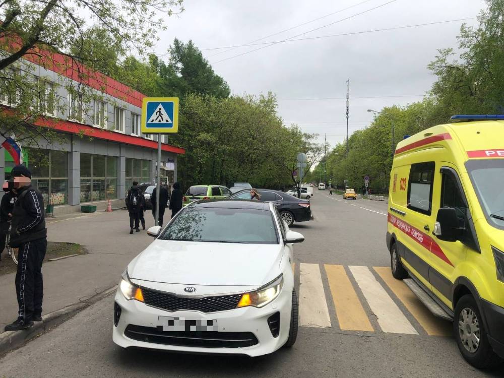 В Москве водитель сбил двух девочек на пешеходном переходе