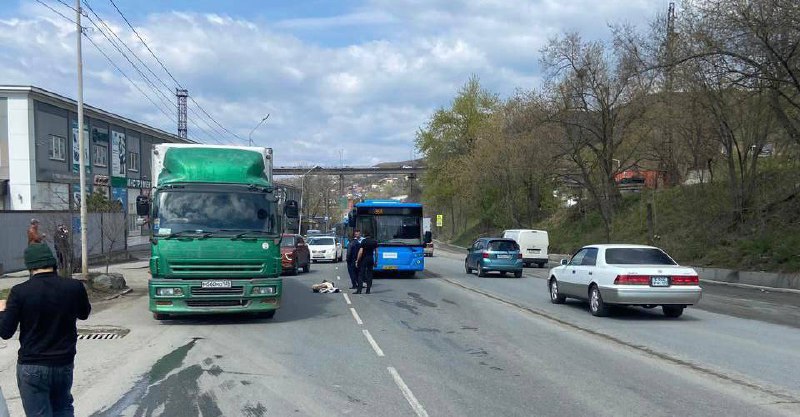 Жительница Владивостока вышла из автобуса и оказалась под колёсами водовоза