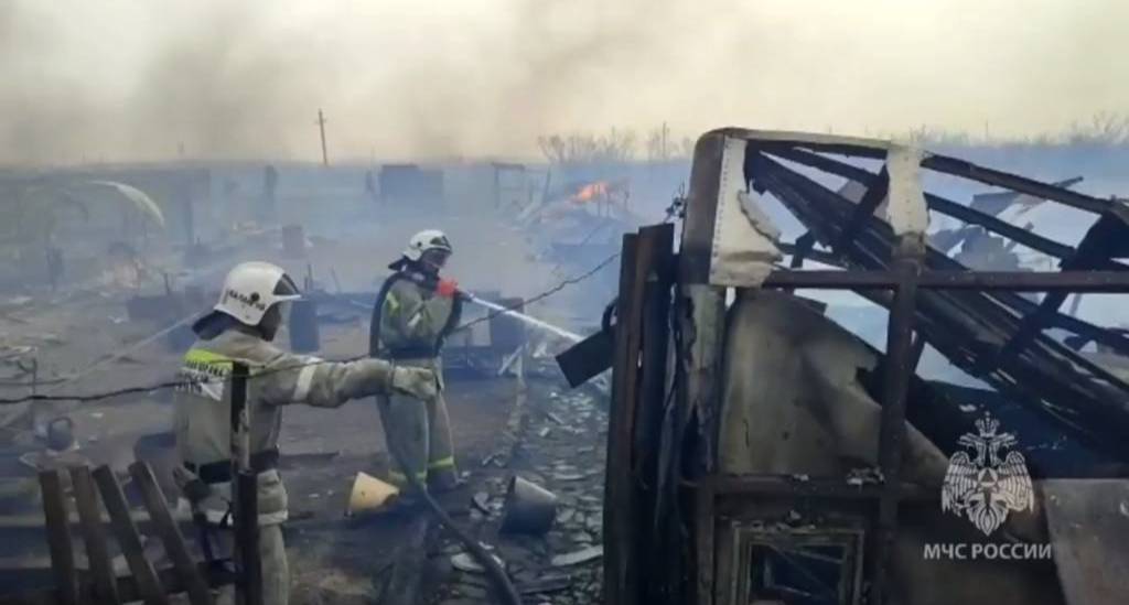 В Забайкалье потушили масштабный пожар, уничтоживший несколько домов