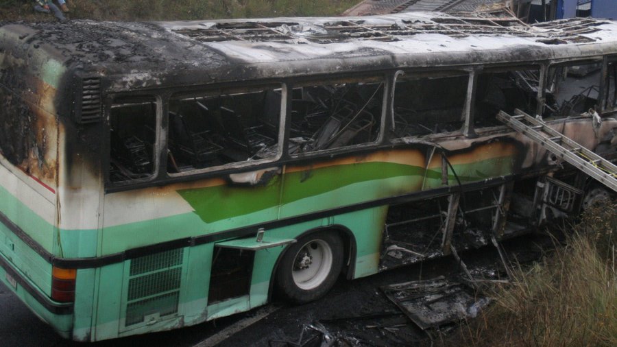 Автобус упал в овраг на юге Мексики. Фото © Twitter / rtvenoticias