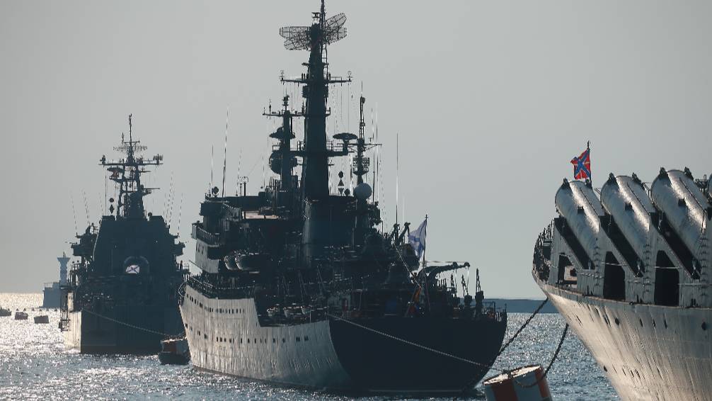 Черноморский флот тренируется отражать атаки подводных диверсантов в бухте Севастополя