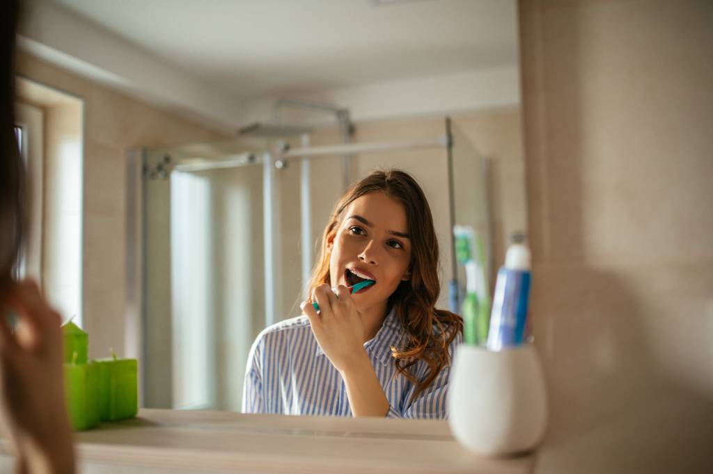 Стоматолог заявила о риске онкологии и снижении IQ из-за фтора в зубной пасте
