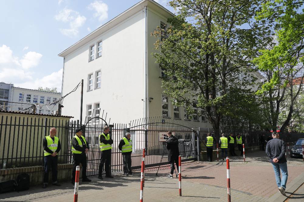 Школа при Посольстве РФ в Польше возобновила работу после захвата её здания