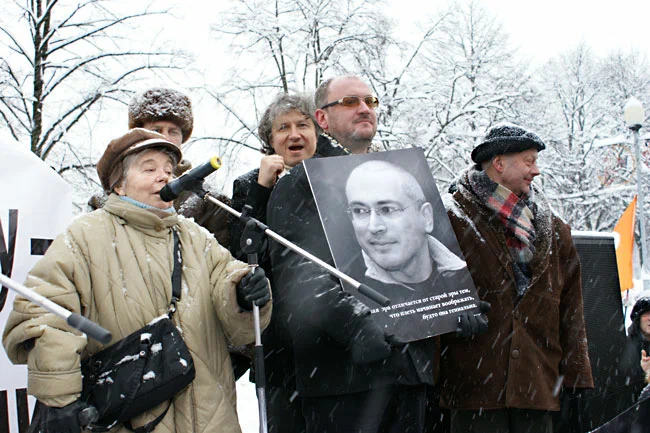 Нина Катерли (слева) всегда поддерживала Михаила Ходорковского. Фото © marena99.livejournal.com