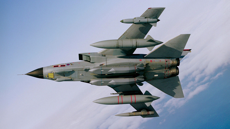 RAF Tornado GR4 с двумя ракетами Storm Shadow под фюзеляжем. Обложка © Wikipedia / Geoff Lee / MOD