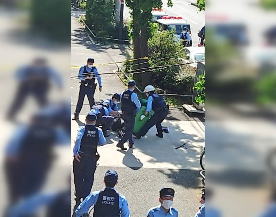 Полицейские в токийском районе, где мужчина ударил ножом школьника. Обложка © Twitter / 爆サイ.com【公式】ツイッター