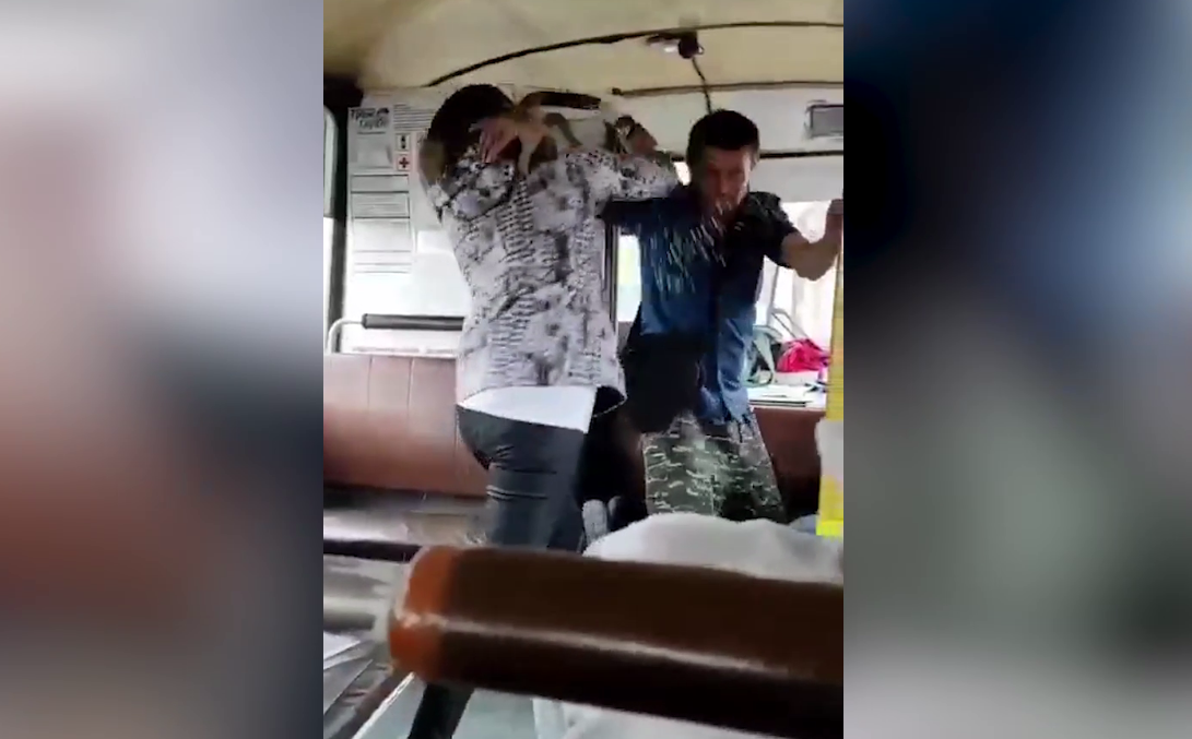 В Кургане пьяный кондуктор вытолкнул женщину из автобуса и разбил ей голову