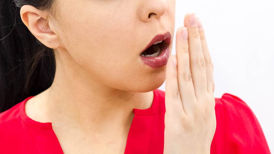 Врач перечислила 5 опасных причин неприятного запаха изо рта