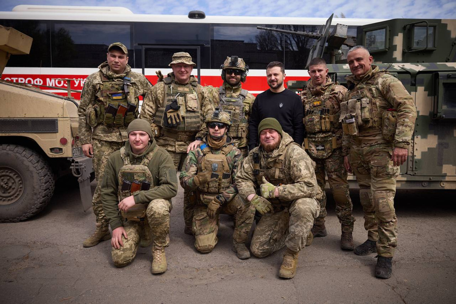 Президент Украины Владимир Зеленский с бойцами ВСУ. Фото © t.me / V_Zelenskiy_official
