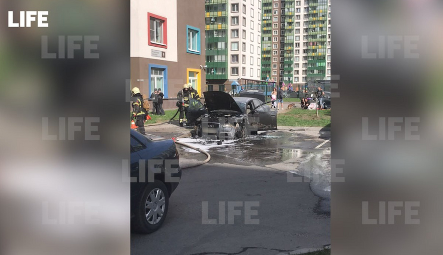 Всё, что осталось после взрыва автомобиля "Ауди" в Мурино на Воронцовском бульваре. Фото © LIFE 
