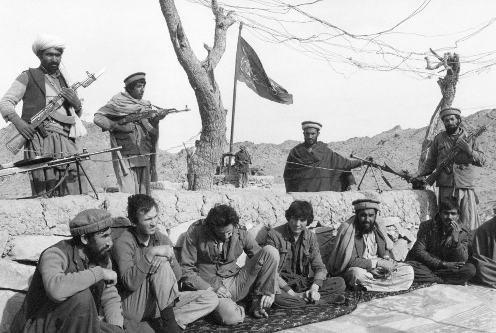 Захваченные советские солдаты в Афганистане. Фото © Getty Images / Roland NEVEU / Gamma-Rapho